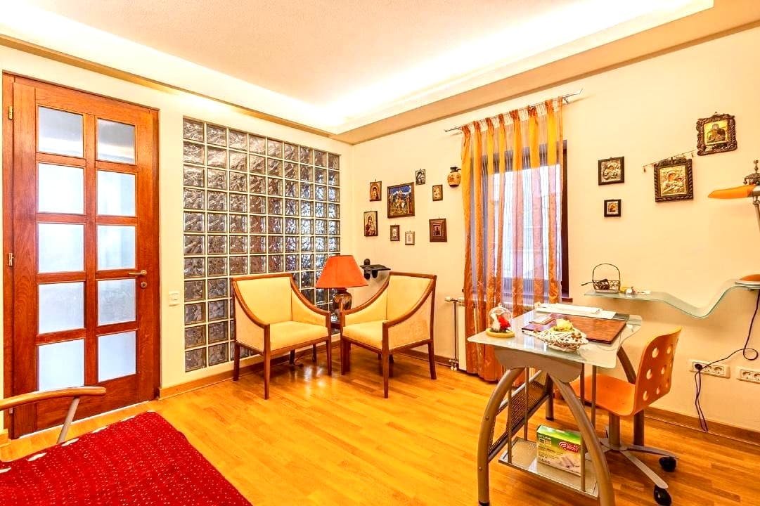 Historic Șchei Luxury 3-Room Residence with 30 sqm Terrace — Brașov view 8