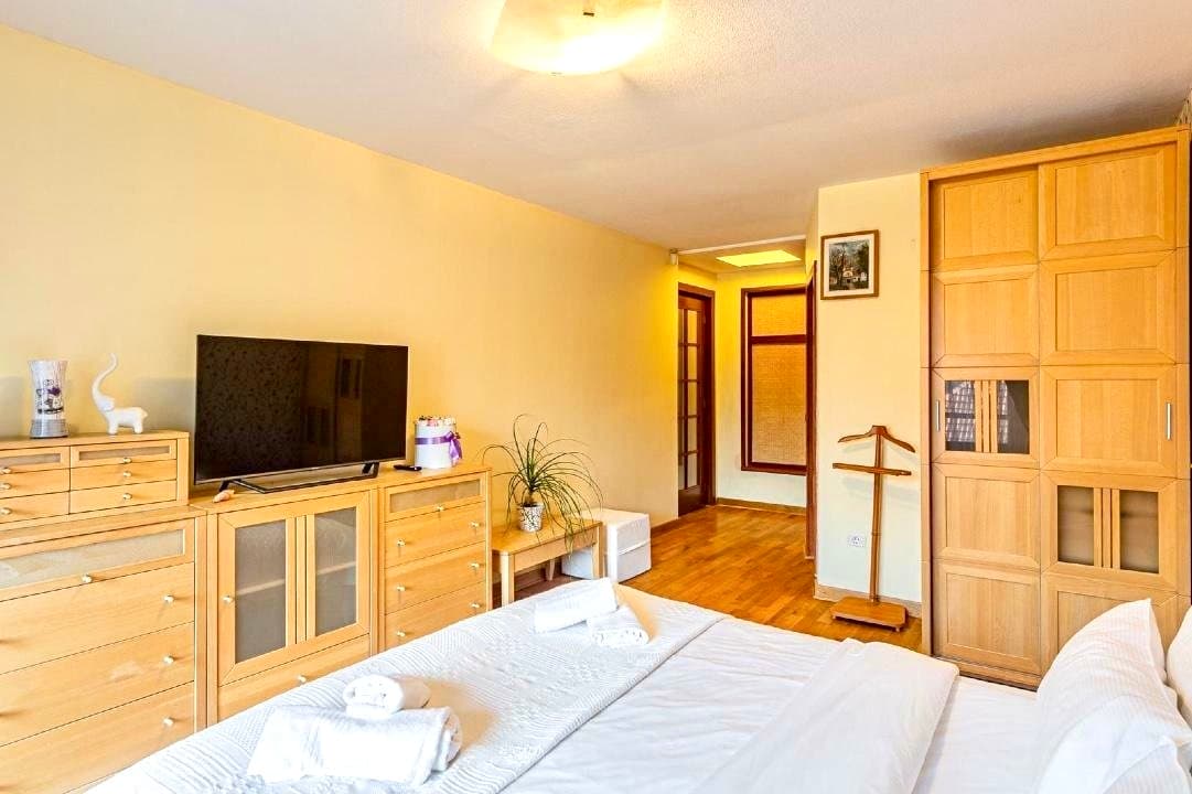 Historic Șchei Luxury 3-Room Residence with 30 sqm Terrace — Brașov view 5