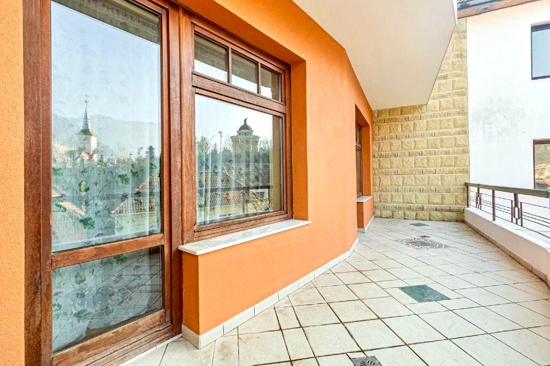 Historic Șchei Luxury 3-Room Residence with 30 sqm Terrace — Brașov view 12