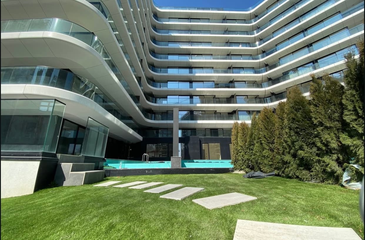 YACHT KID — Waterfront Residence on Floreasca Lake — Photograph 1