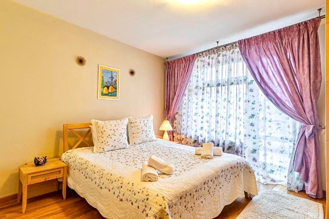 Historic Șchei Luxury 3-Room Residence with 30 sqm Terrace — Brașov view 6