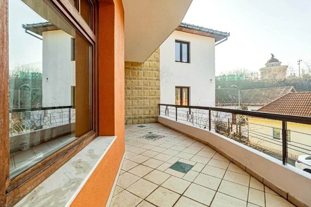 Historic Șchei Luxury 3-Room Residence with 30 sqm Terrace — Brașov view 10