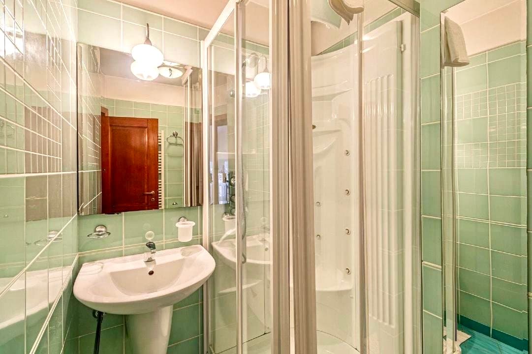 Historic Șchei Luxury 3-Room Residence with 30 sqm Terrace — Brașov view 11