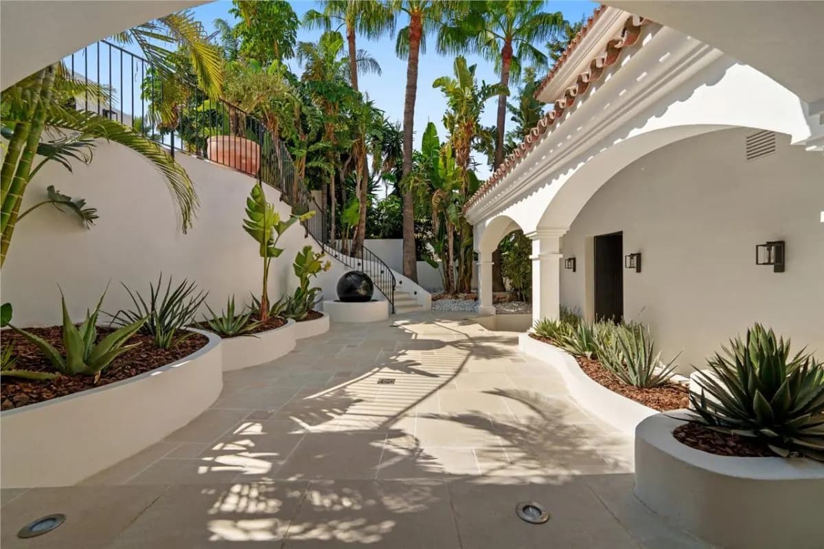 Los Monteros Prime Architectural Mansion — Marbella view 16