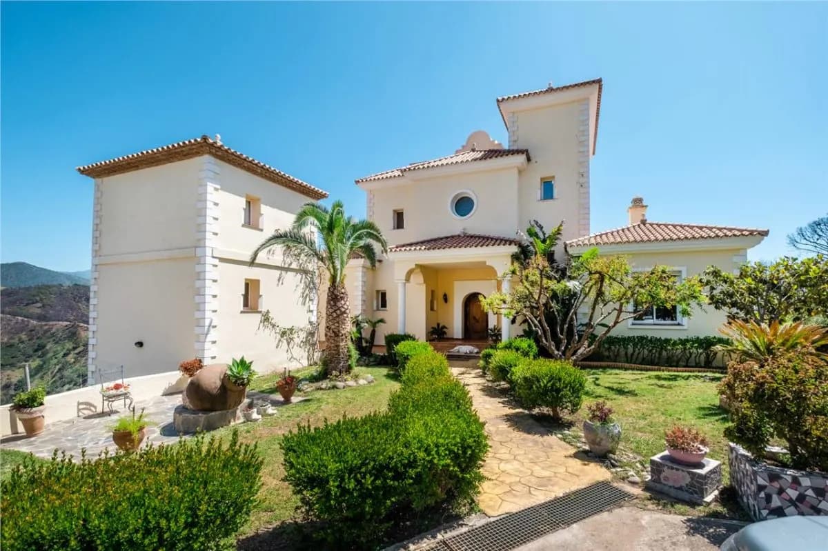 Executive Coastal Residence 35 — Golden Mile, Estepona — Photograph 1